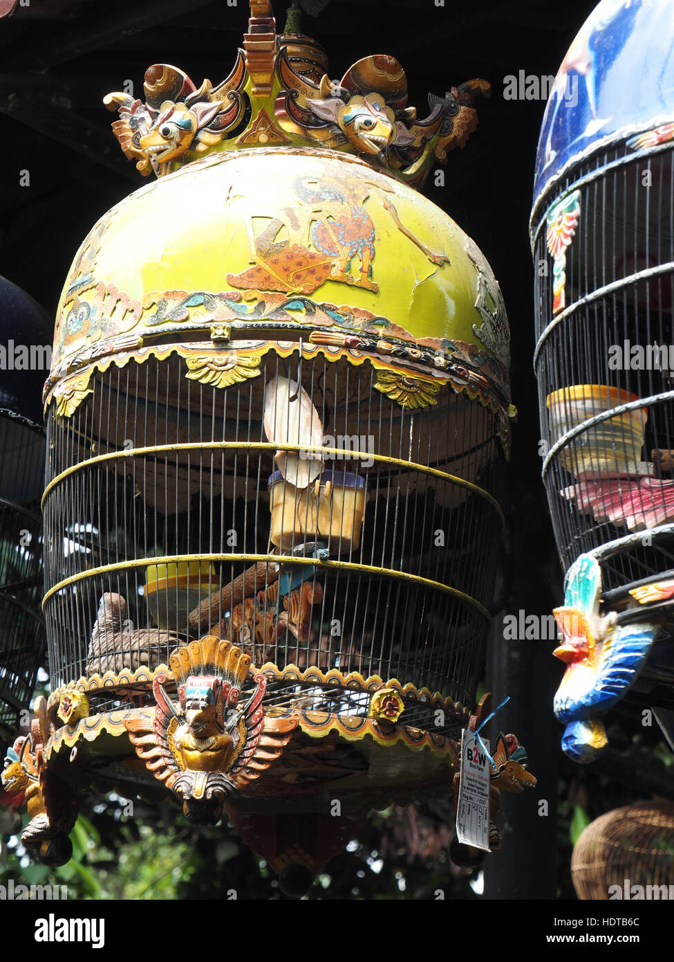Vögel in Käfigen zum Verkauf an Vogelmarkt, Yogyacart Jawa Indonesien, beliebtes Touristenziel. Stockfoto