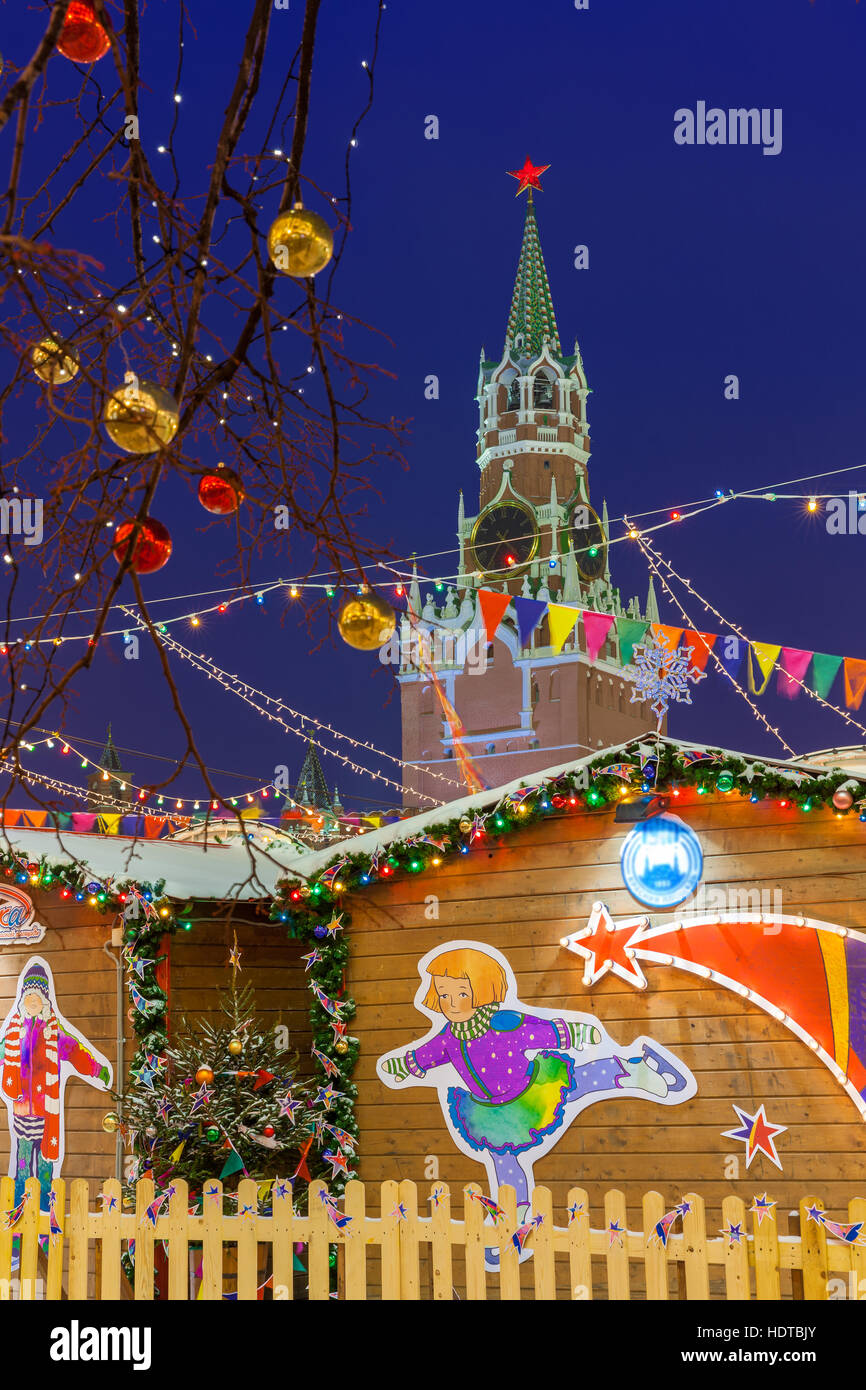 Ansicht des Turmes Spasskaja Kreml mit Weihnachtsmarkt im Vordergrund am 8. Dezember 2016 in Moskau, Russland Stockfoto