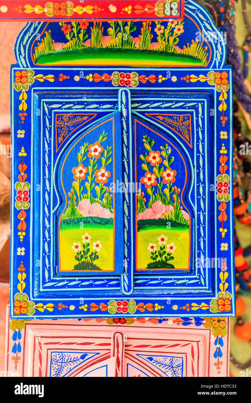 Traditionelle handgefertigte marokkanische dekorative und farbenfrohe Tür Stockfoto