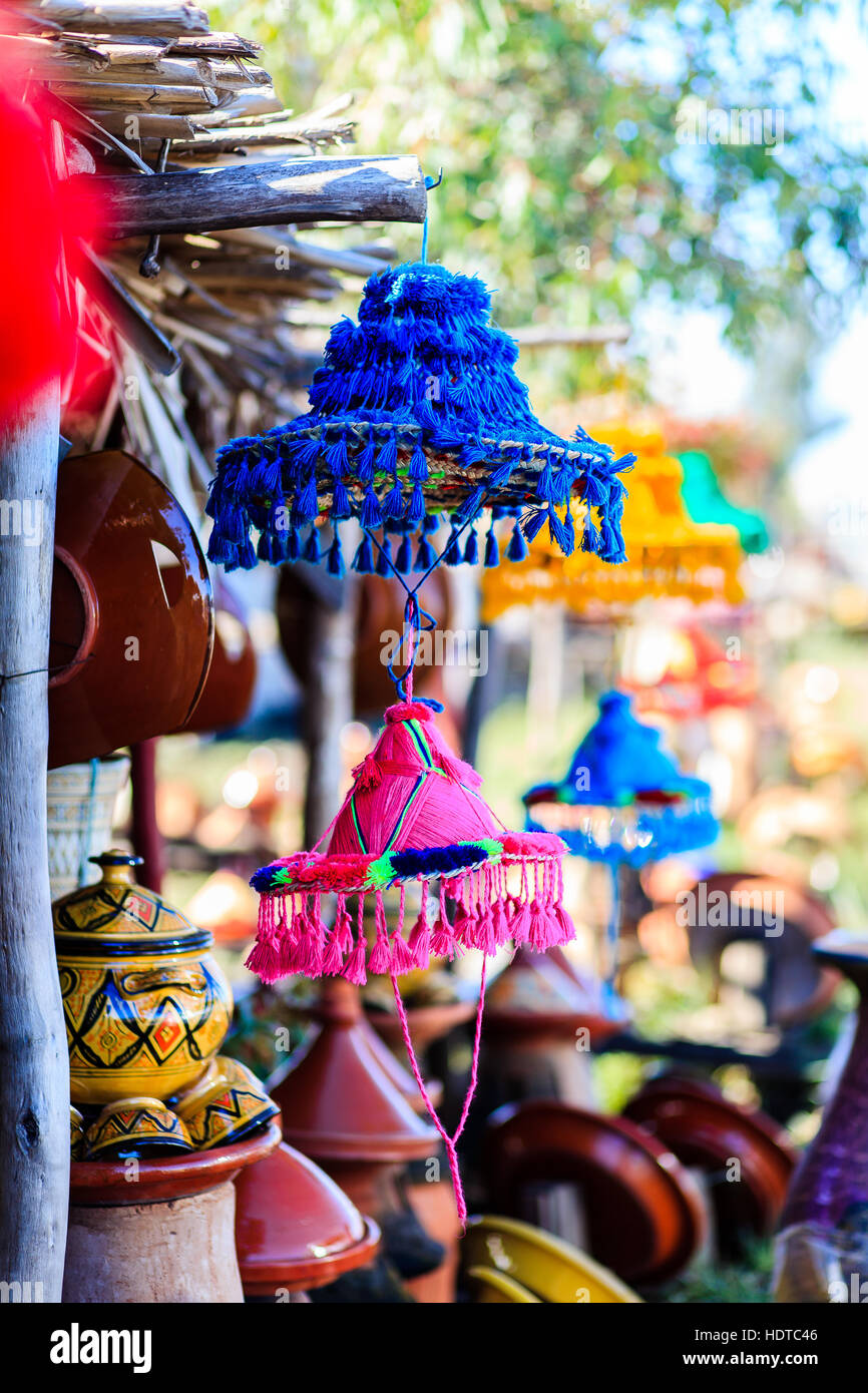 Bunten Mützen und handgemachte Keramik in einem typisch marokkanischen Straße-shop Stockfoto