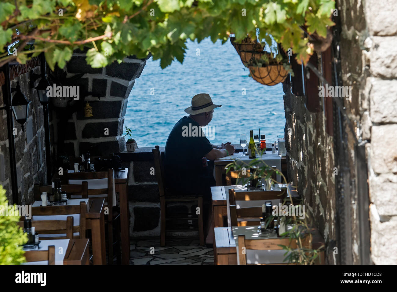 Sozopol, Bulgarien - 9. September 2016: Die Silhouette eines Mannes sitzen in einem Restaurant am Meer Stockfoto