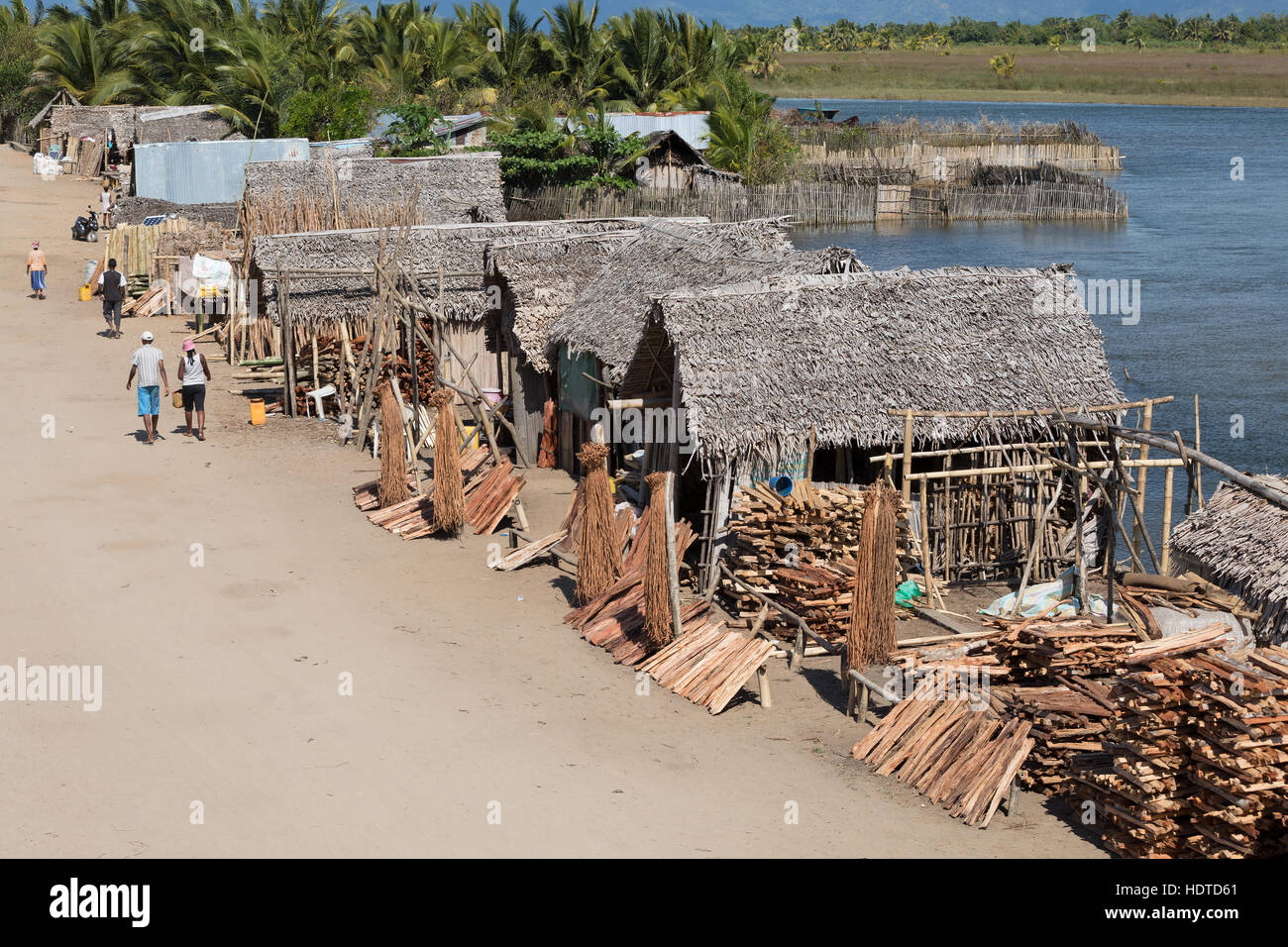 Madagaskar-Oktober 18,2016 madagassischer Völker an Maroantsetra Hauptstraße mit Brennholz-Markt und urige Hütten. Holz wird verwendet für das Kochen am Feuer. P Stockfoto