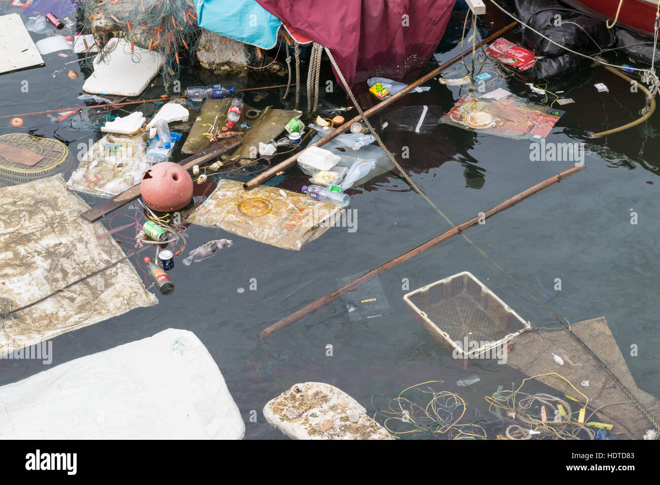 Müll in wasser -Fotos und -Bildmaterial in hoher Auflösung – Alamy
