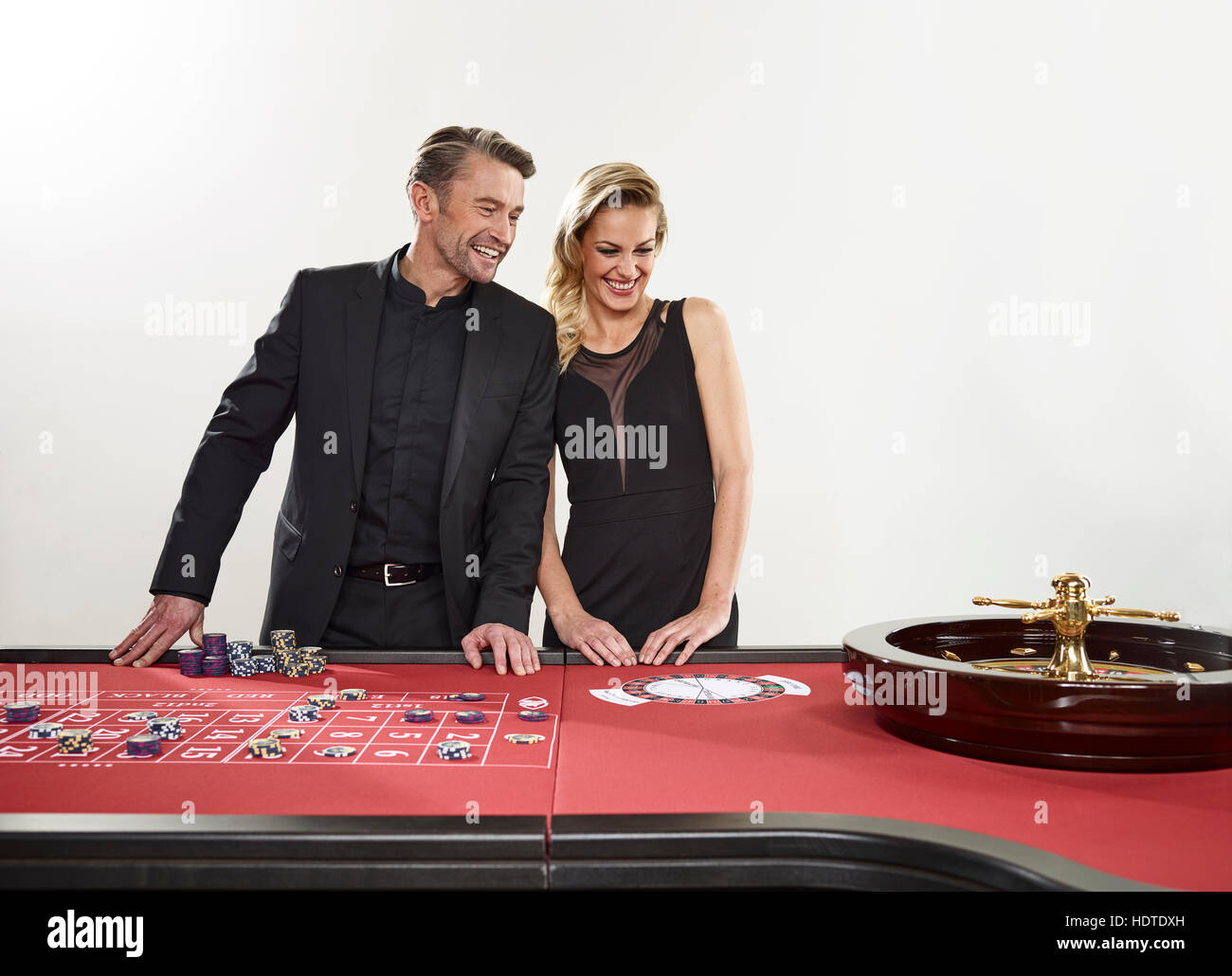 Paar spielen Roulette, Casino, chips Stockfoto