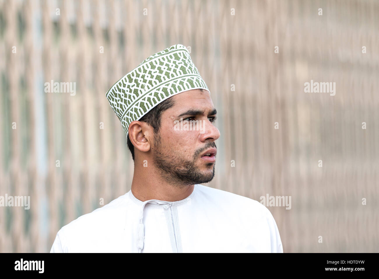 Porträt eines omanischen Mannes im omanischen Trachten, die Teilnahme an einem Freitagsmarkt. Stockfoto