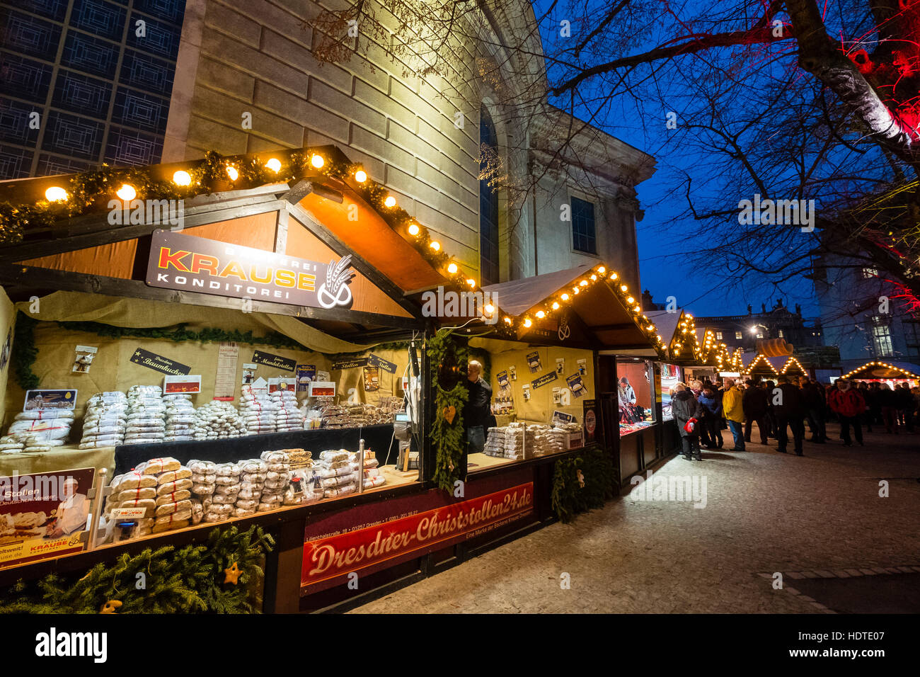 Nachtansicht der traditionelle Weihnachtsmarkt auf dem St.-Hedwigs Kathedrale in der Nacht in Mitte Berlin Deutschland 2016 Stockfoto