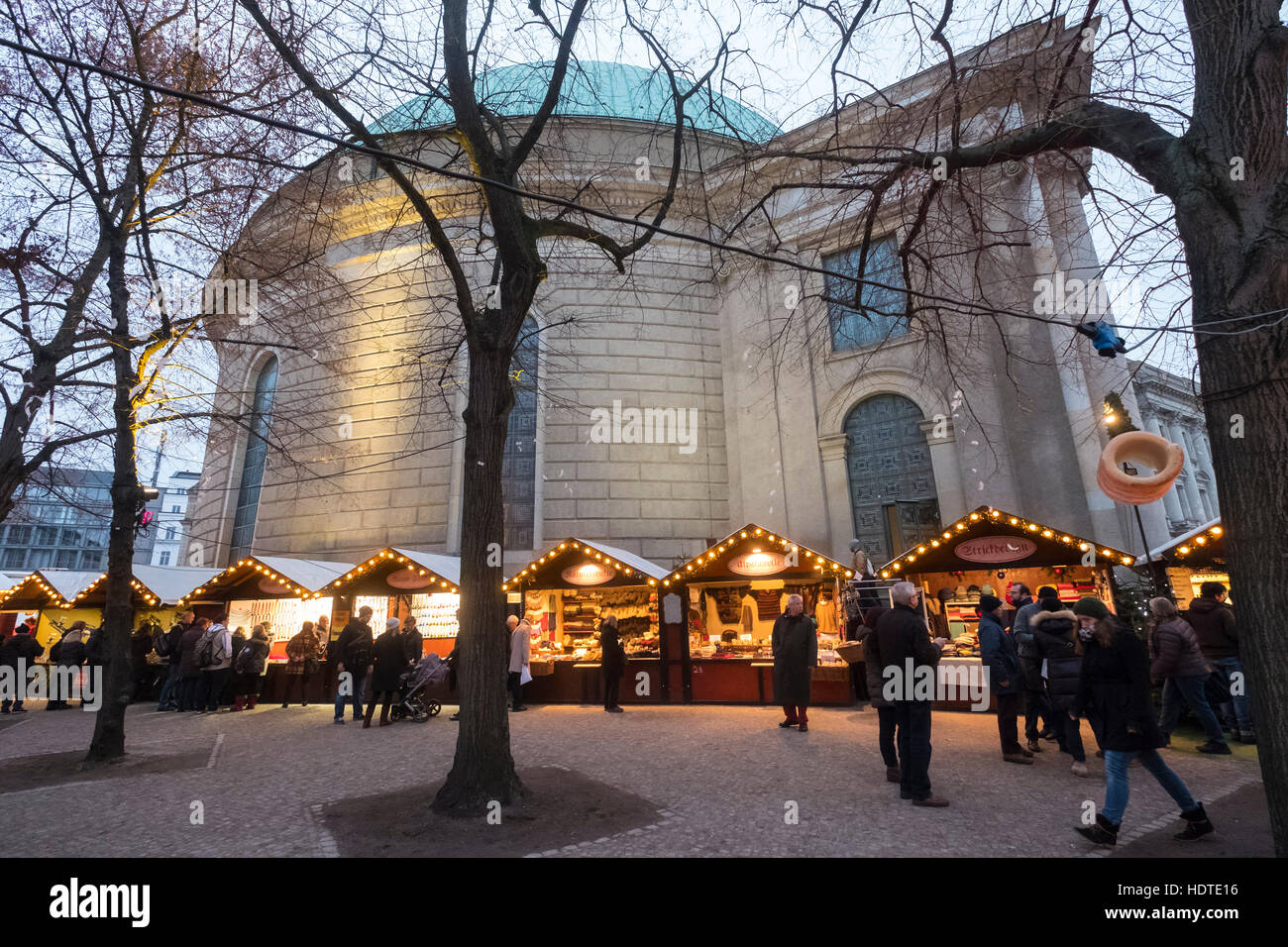 Nachtansicht der traditionelle Weihnachtsmarkt auf dem St.-Hedwigs Kathedrale in der Nacht in Mitte Berlin Deutschland 2016 Stockfoto