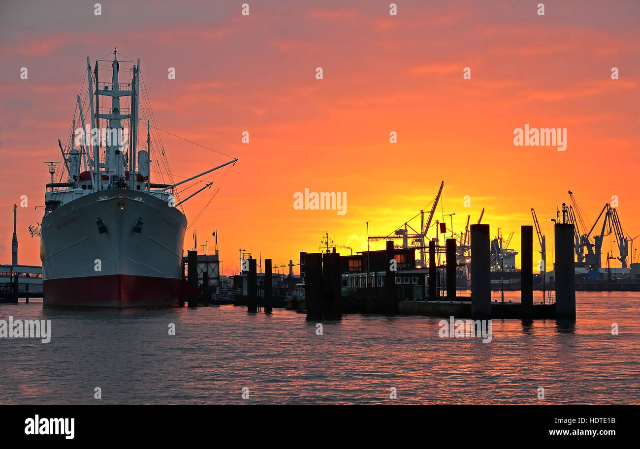 Cap San Diego, Museumsschiff, Hamburger Hafen bei Sonnenaufgang, Hamburg, Deutschland Stockfoto
