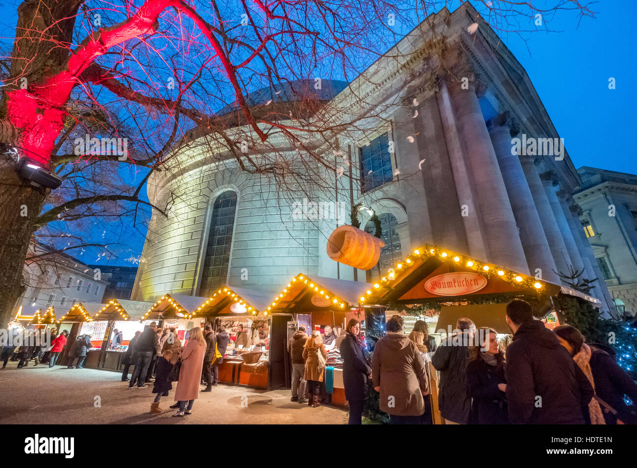 Nachtansicht der traditionelle Weihnachtsmarkt auf dem St.-Hedwigs Kathedrale in der Nacht in Mitte Berlin Deutschland 2016 Stockfoto