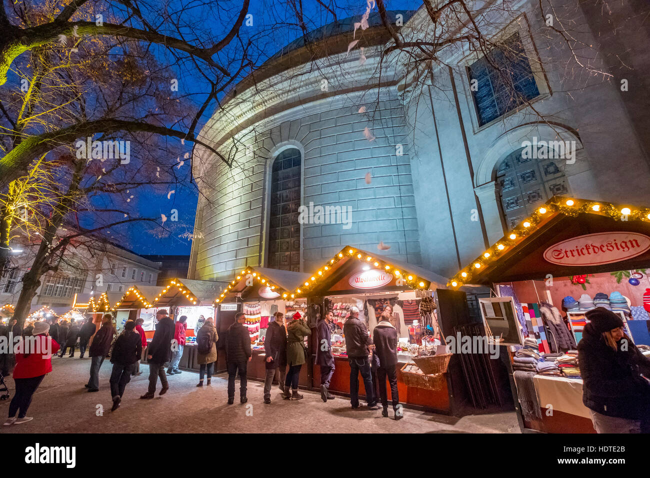 Nachtansicht der traditionelle Weihnachtsmarkt auf dem St.-Hedwigs Kathedrale in der Nacht in Mitte Berlin Deutschland 2016 Stockfoto