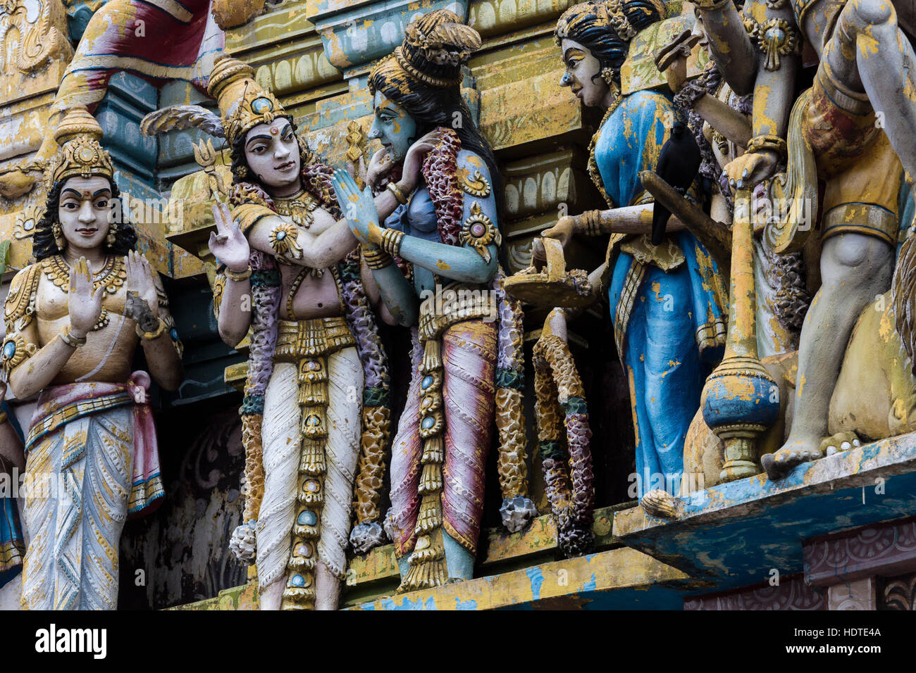 Closeup Details auf dem Turm eines Hindu-Tempels in Colombo, Sri Lanka, Lord Shiva gewidmet. Stockfoto