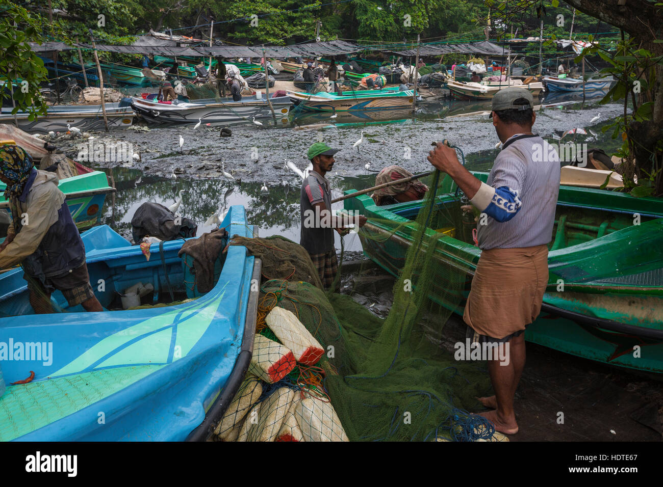 NEGOMBO, SRI LANKA - 30 NOVEMBER: Menschen arbeiten mit Fischernetzen in Negombo am 30. November 2016. Stockfoto