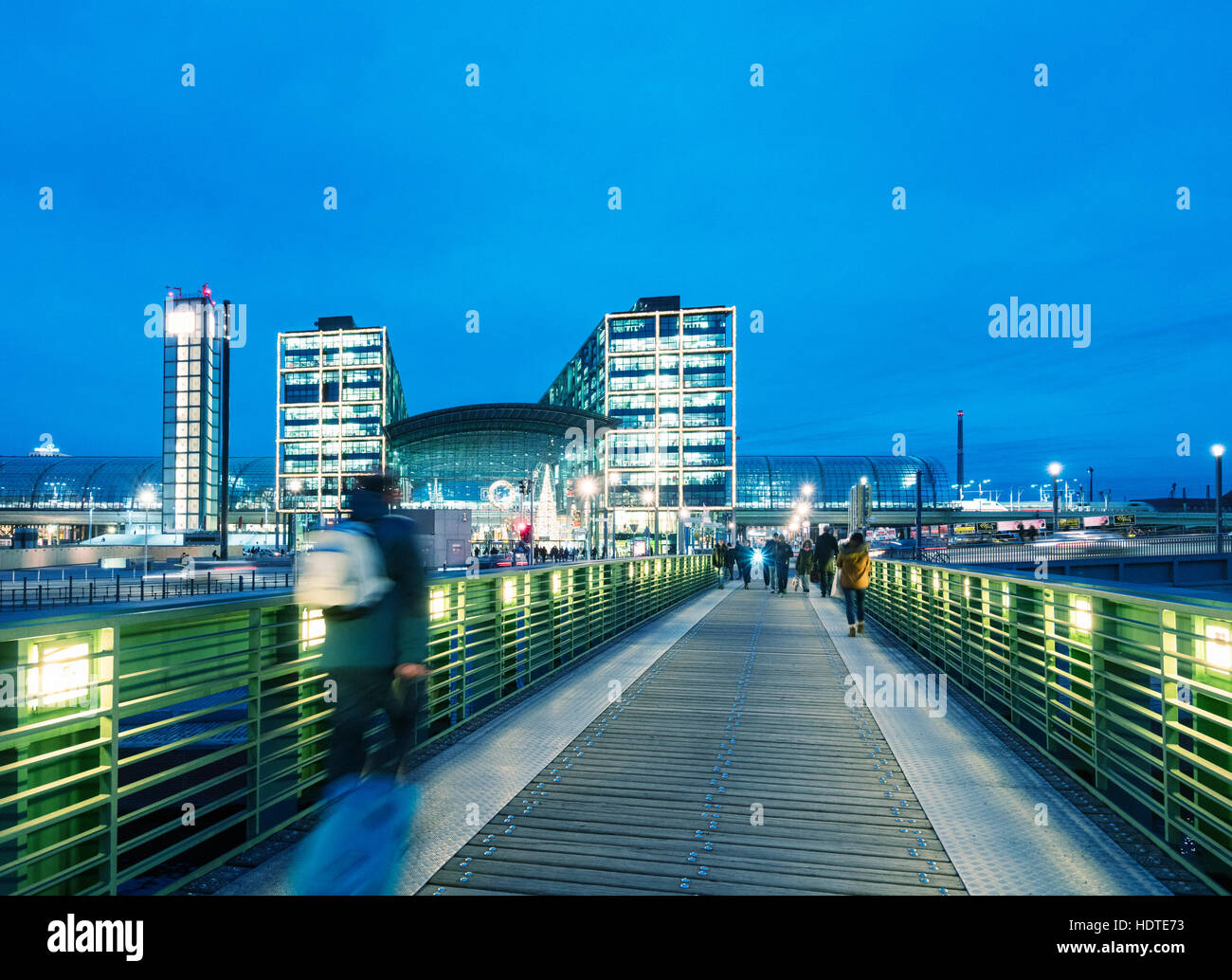 Außenansicht des Hauptbahnhof Hauptbahnhof in der Nacht in Berlin, Deutschland Stockfoto