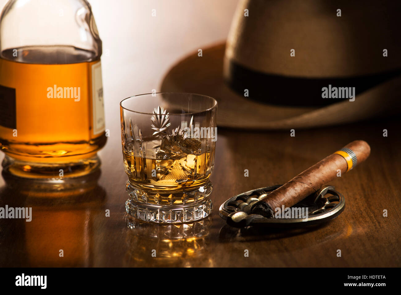 Whisky und Zigarre auf hölzernen Hintergrund hautnah Stockfoto