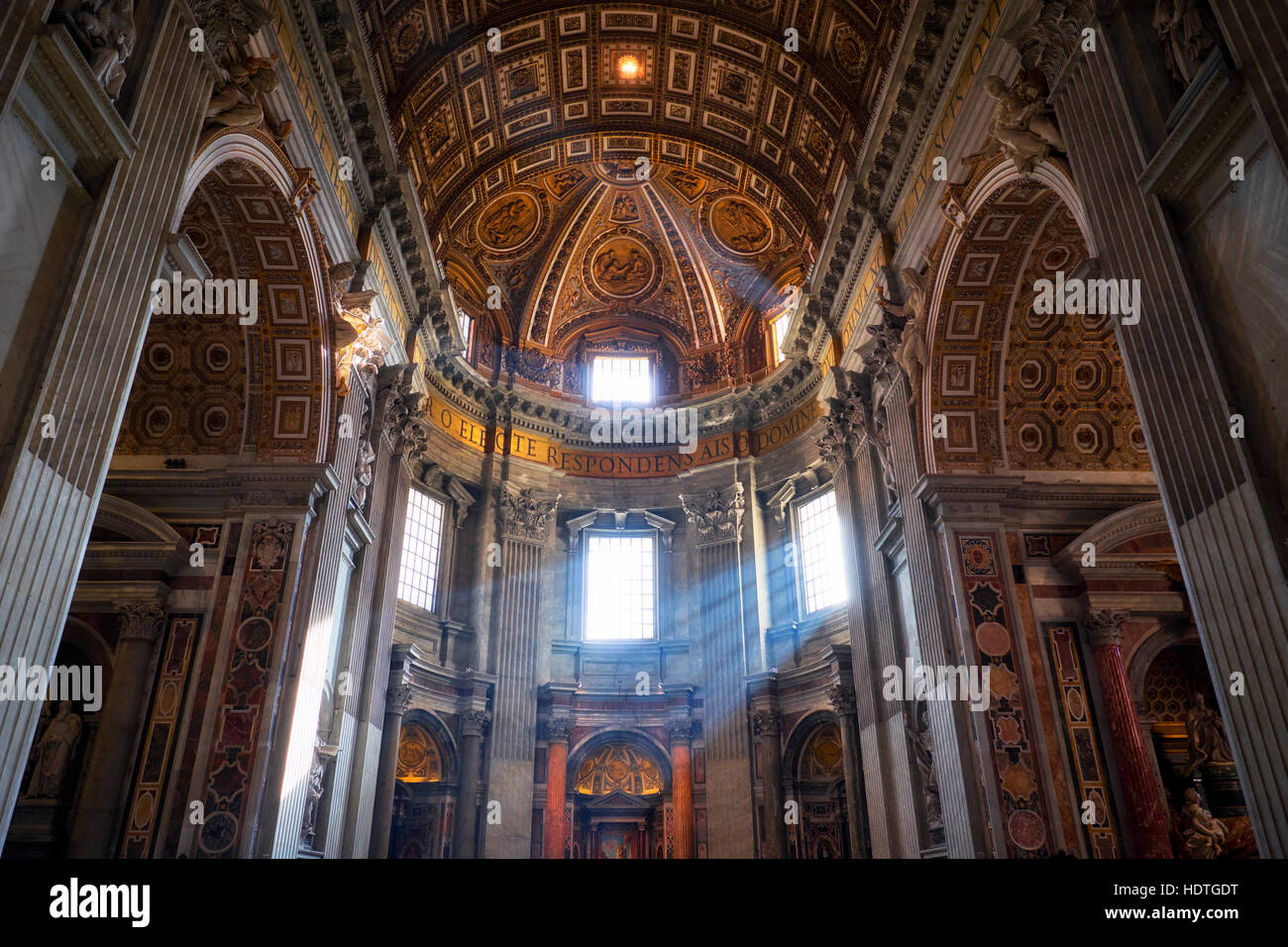 Rom, Italien - 12. Januar 2016: Im Inneren der Petersdom (San Pietro). Stockfoto