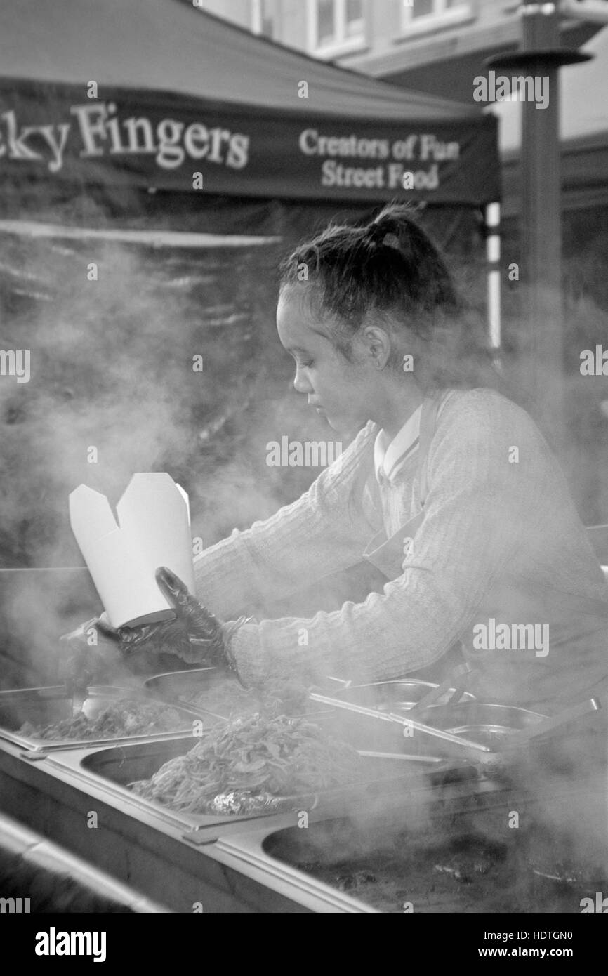 junge hübsche thai-Frau servieren Suppen an einem Marktstand in Palmerston Straße Southsea England uk Stockfoto