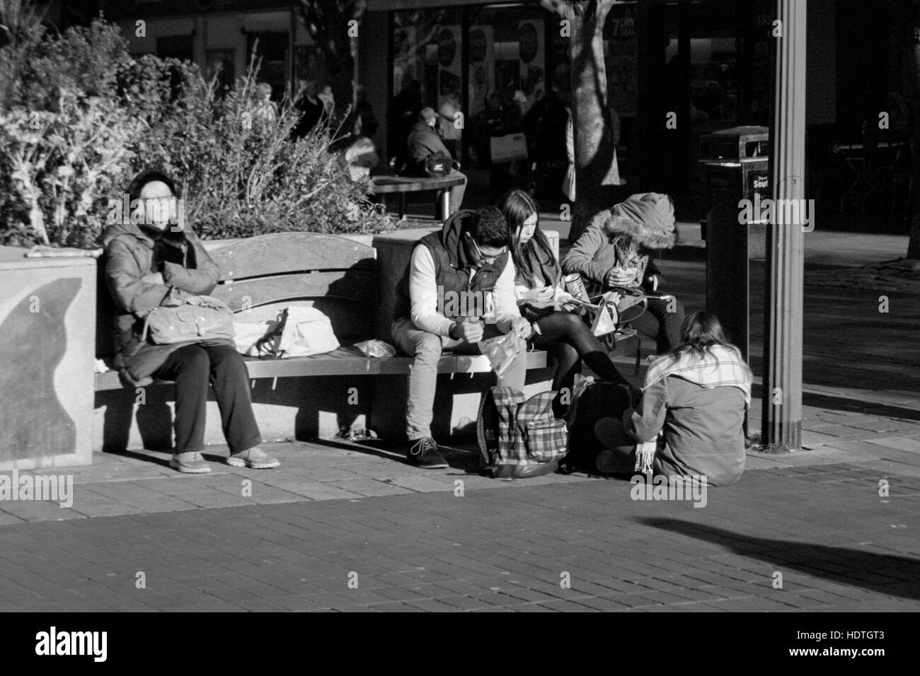 junge Menschen, die Essen im Freien in der Wintersonne Southsea England uk Stockfoto