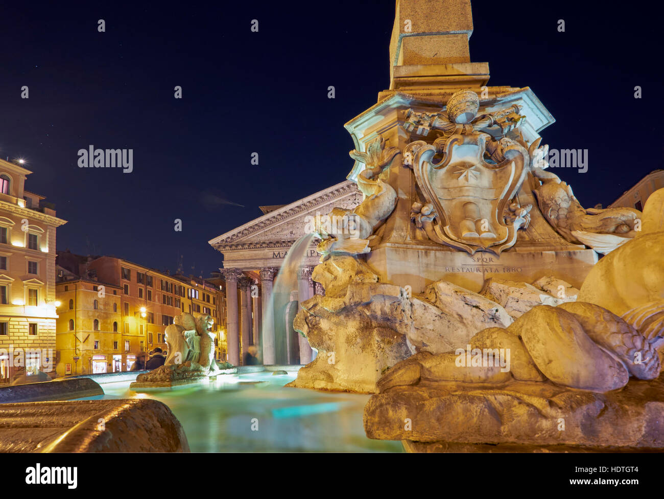 Nachtaufnahmen auf dem Pantheon-Platz. Detail des Springbrunnens der Piazza della Rotonda in Rom, Italien. Stockfoto
