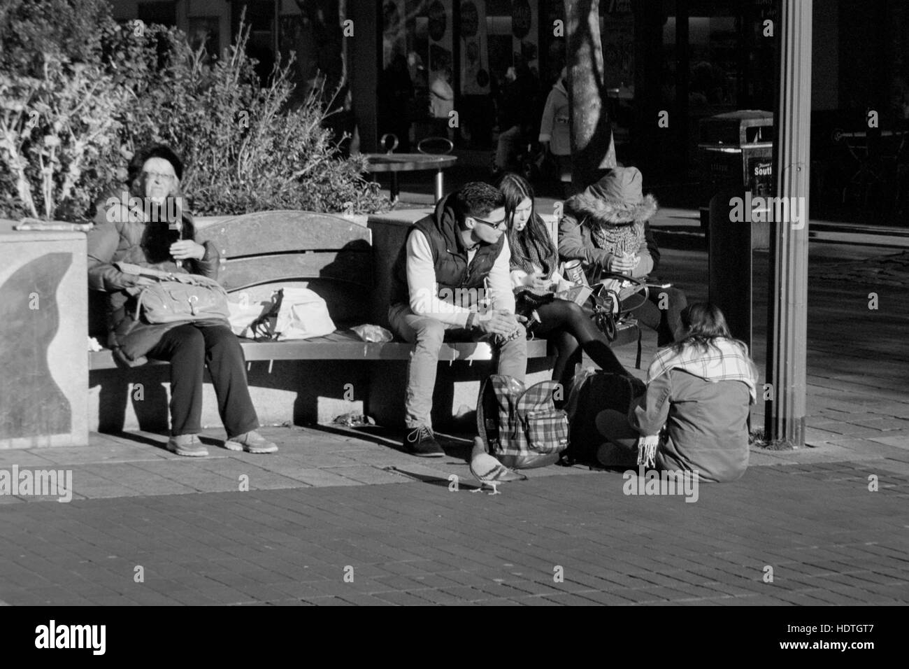 junge Menschen, die Essen im Freien in der Wintersonne Southsea England uk Stockfoto