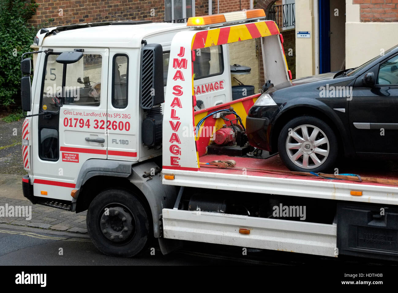 Schrottauto auf Transporter für das Abwracken von England uk entfernen Stockfoto