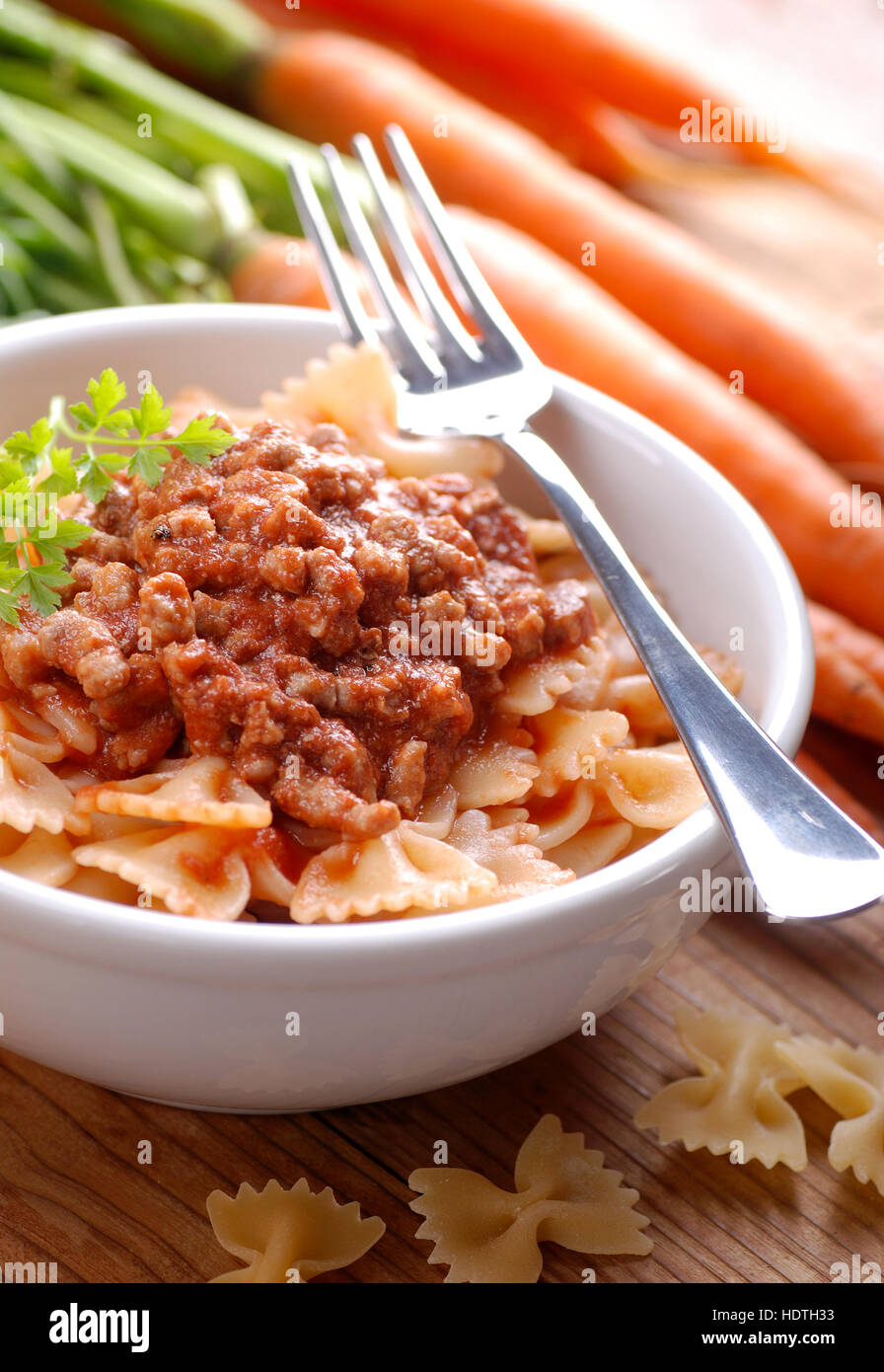 Pasta Bolognese in einer Schüssel mit Zutaten aller Stockfoto