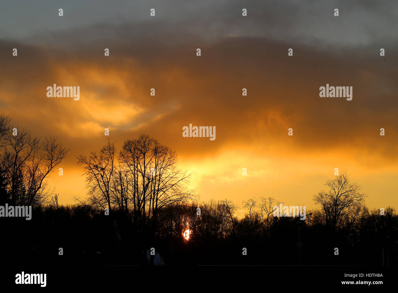 Fotos wunderschöne Sonnenuntergang Landschaft mit Wolken und Bäume Stockfoto