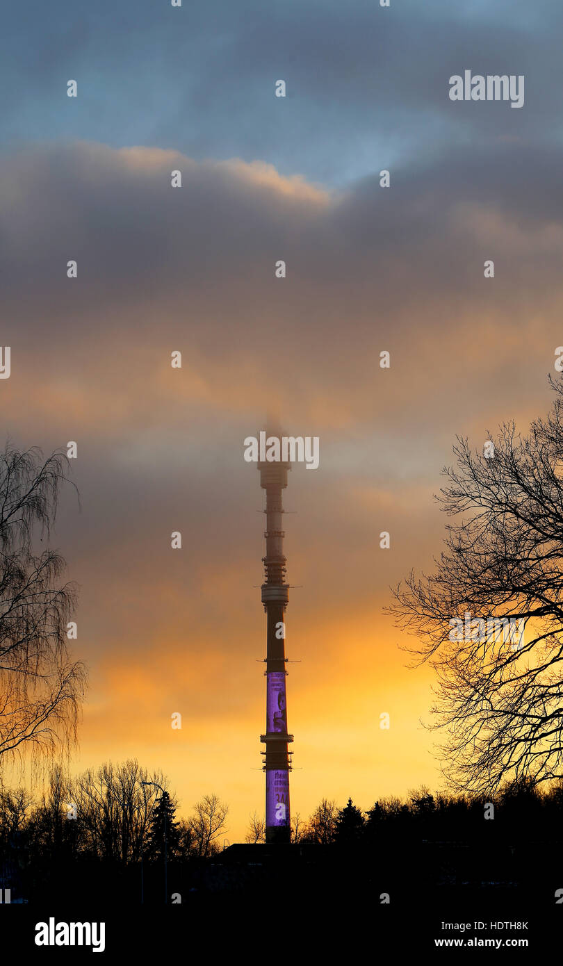 Foto des Sonnenuntergangs vom Fernsehturm Ostankino in Moskau Stockfoto