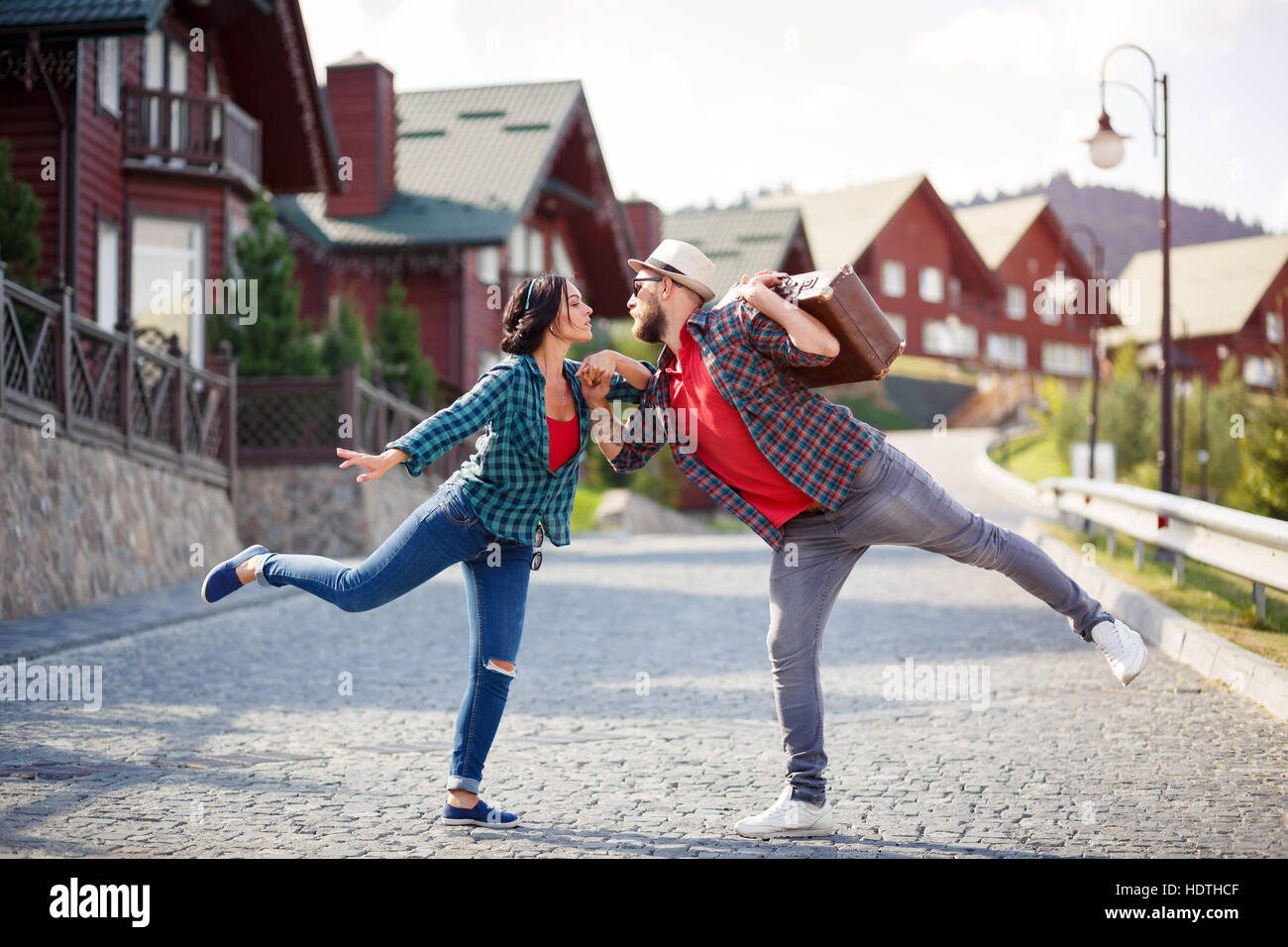 paar in der Liebe zu Fuß und Hand in Hand, außerhalb Stockfoto