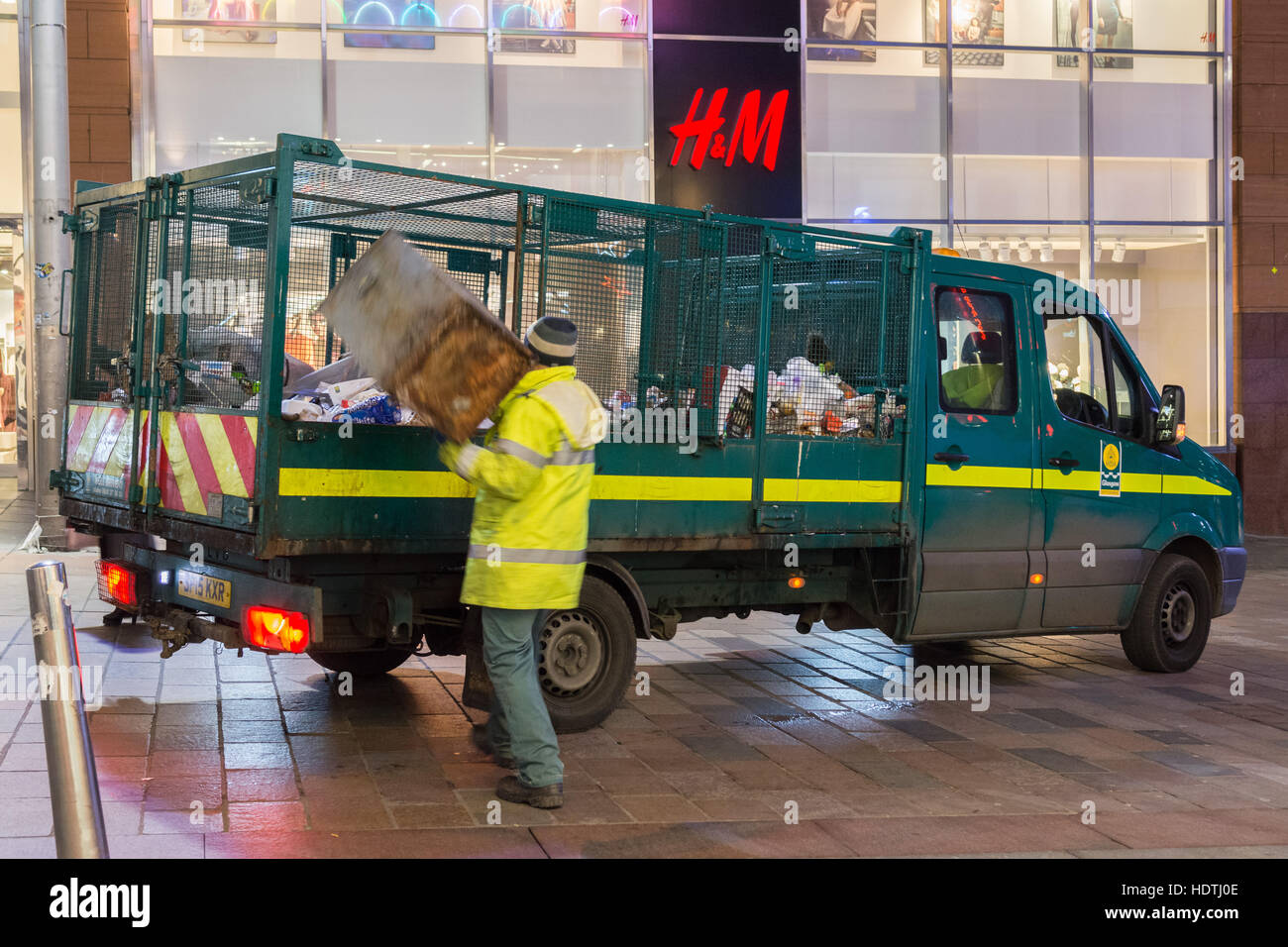 des Rates Arbeiter, die Entleerung von Abfallbehältern im Stadtzentrum von Glasgow in der Nacht Stockfoto