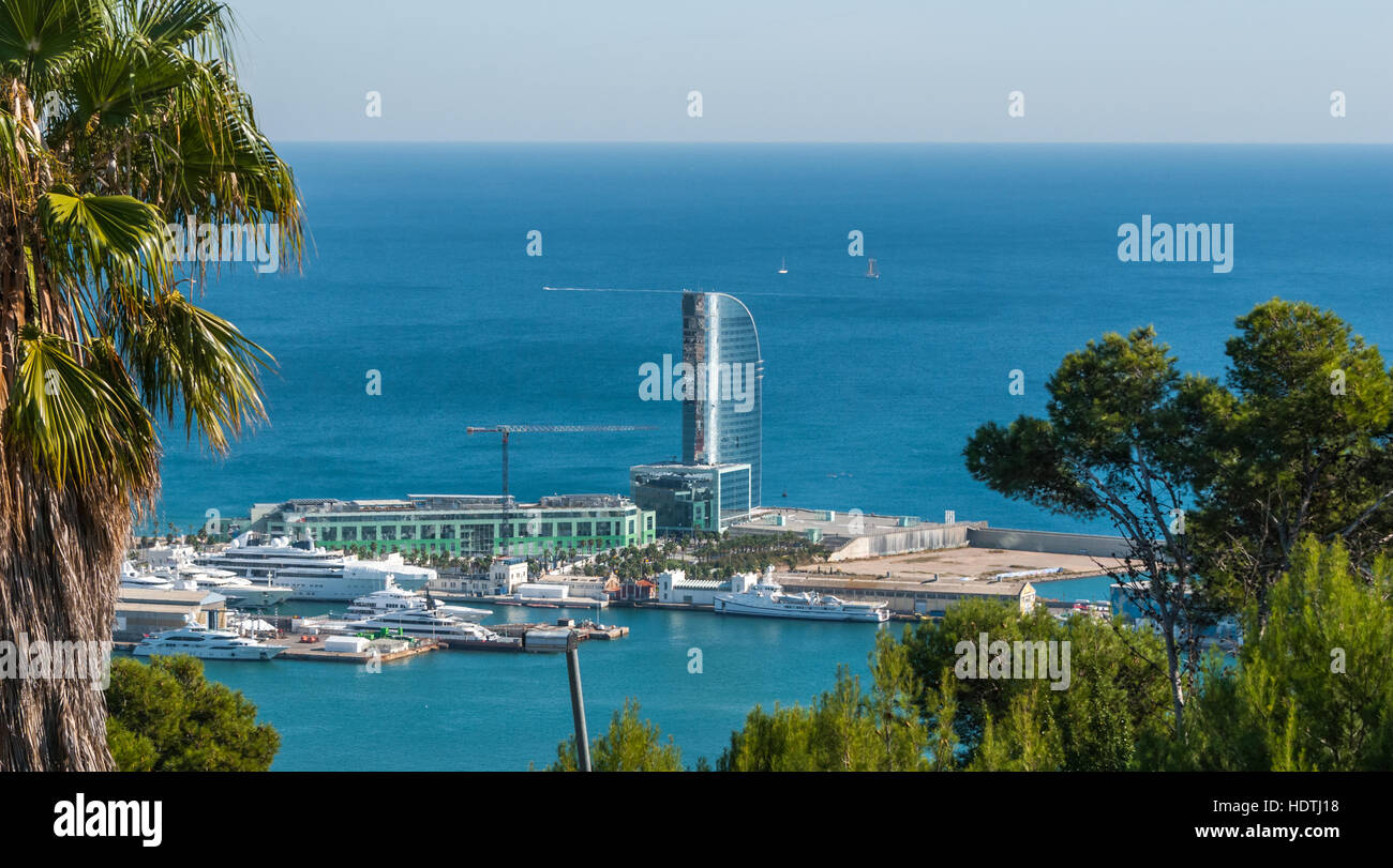 Hafen von Barcelona - Sonne Schimmer aus dem Glas auf ein Segel geformten Gebäude auf einem Mann Insel gemacht. Stockfoto