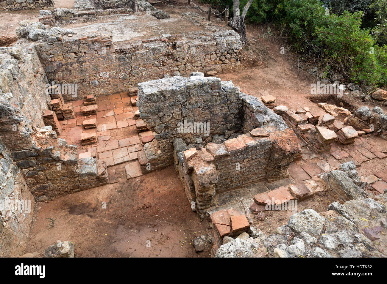 Blick auf die Ruinen des 1. Jahrhundert n. Chr. römische Salzen Fischbetrieb nahe dem Creiro Strand, Arrabida-Berge, Portugal Stockfoto