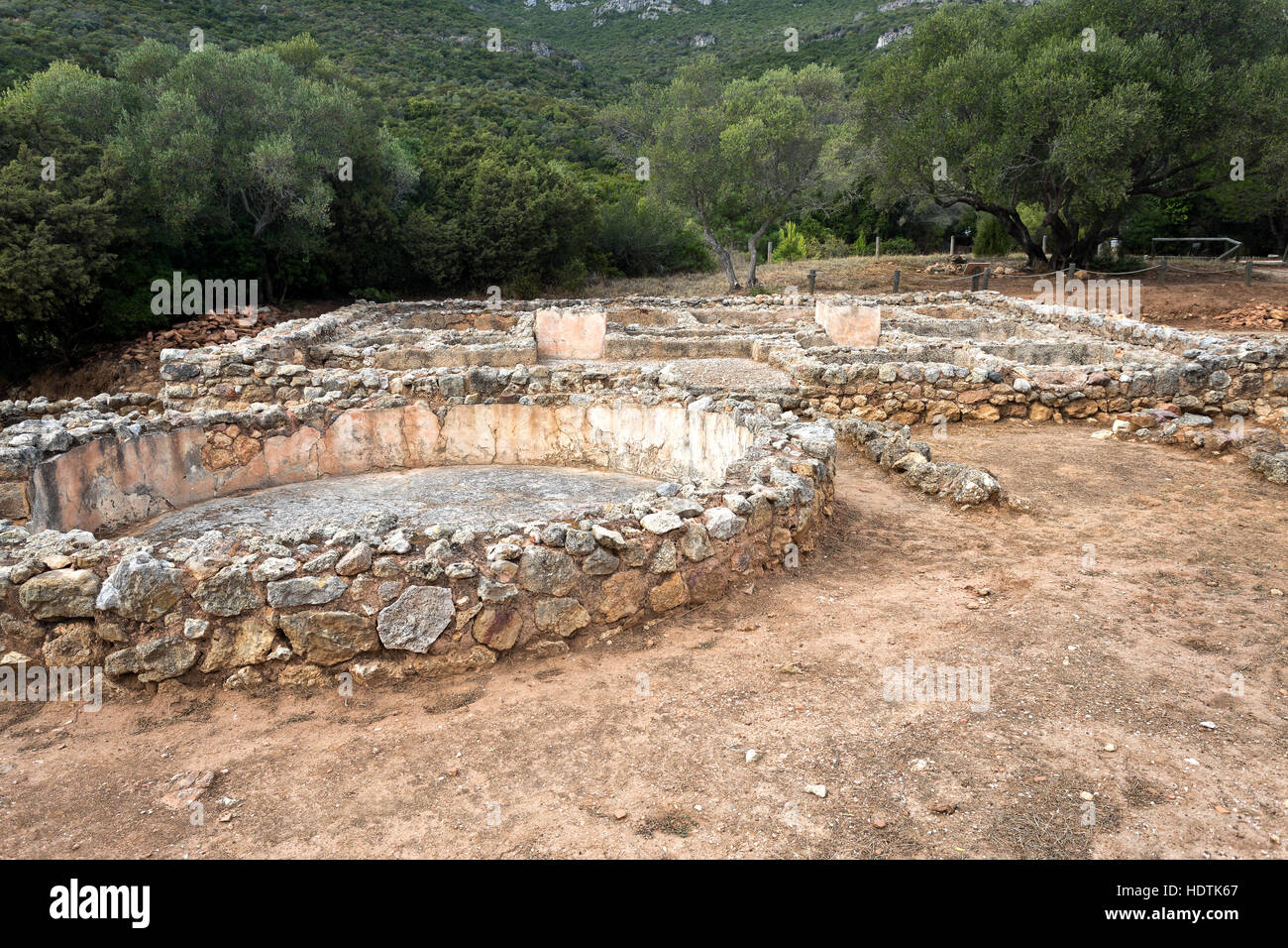 Blick auf die Ruinen des 1. Jahrhundert n. Chr. römische Salzen Fischbetrieb nahe dem Creiro Strand, Arrabida-Berge, Portugal Stockfoto