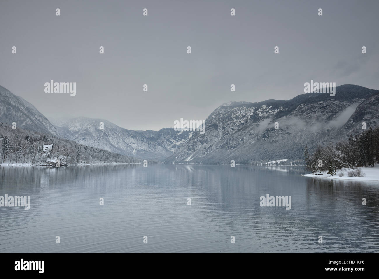 See Bohijn in der Dämmerung im Winter, Julischen Alpen, Slowenien Stockfoto