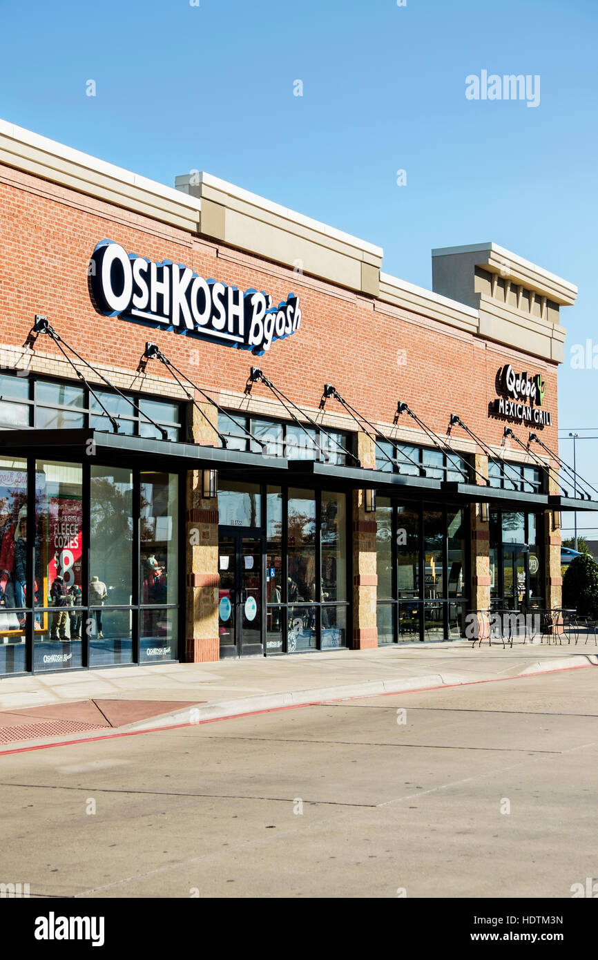 Das äußere des eine OshKosh B'gosh Kinder Bekleidungsgeschäft, Qdoba Mexican Grill, gelegen Memorial Rd., Oklahoma City, Oklahoma, USA. Stockfoto