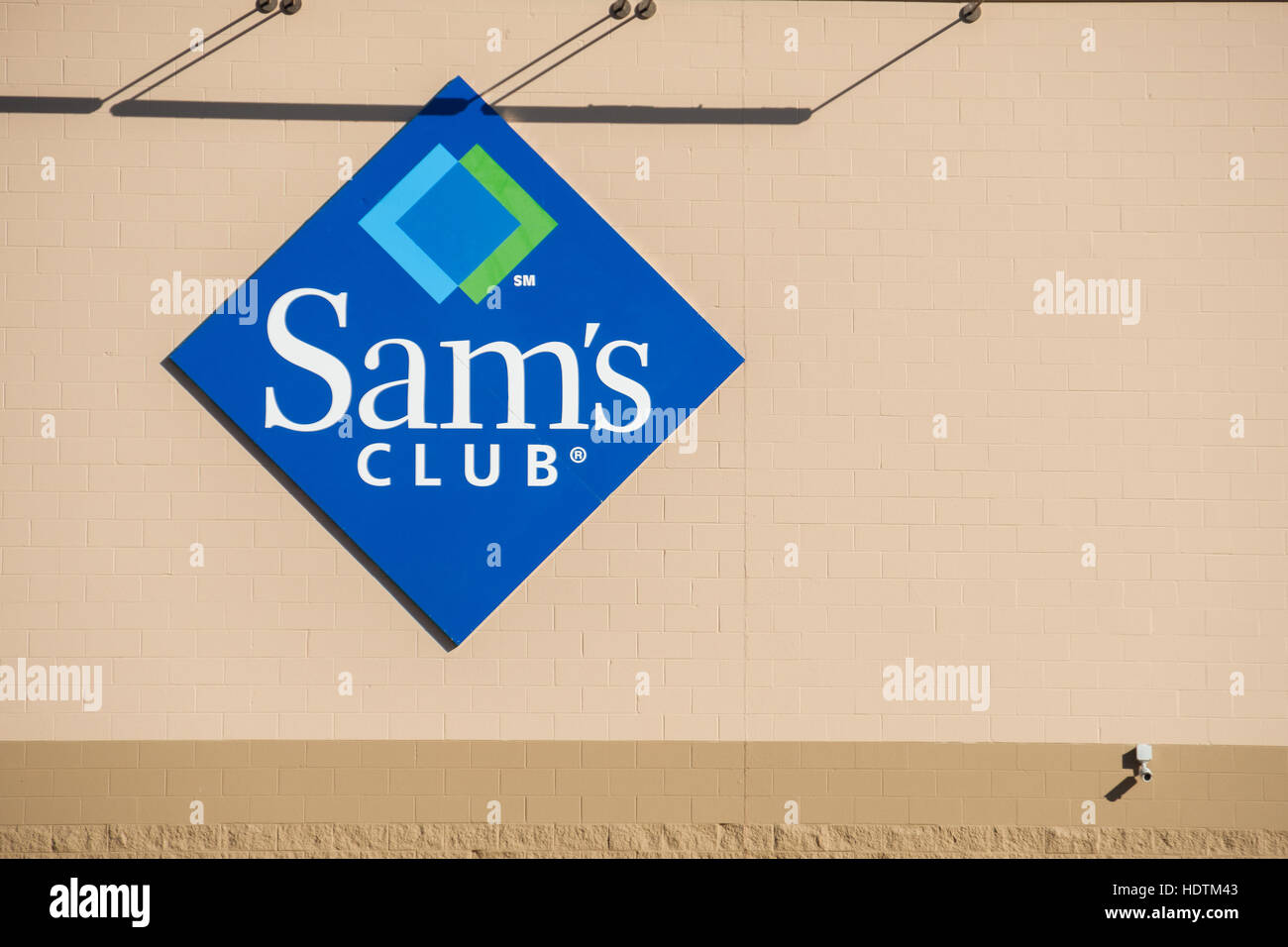 Sams Club-Logo auf einer Außenwand des Ladens. Oklahoma City, Oklahoma, USA. Stockfoto