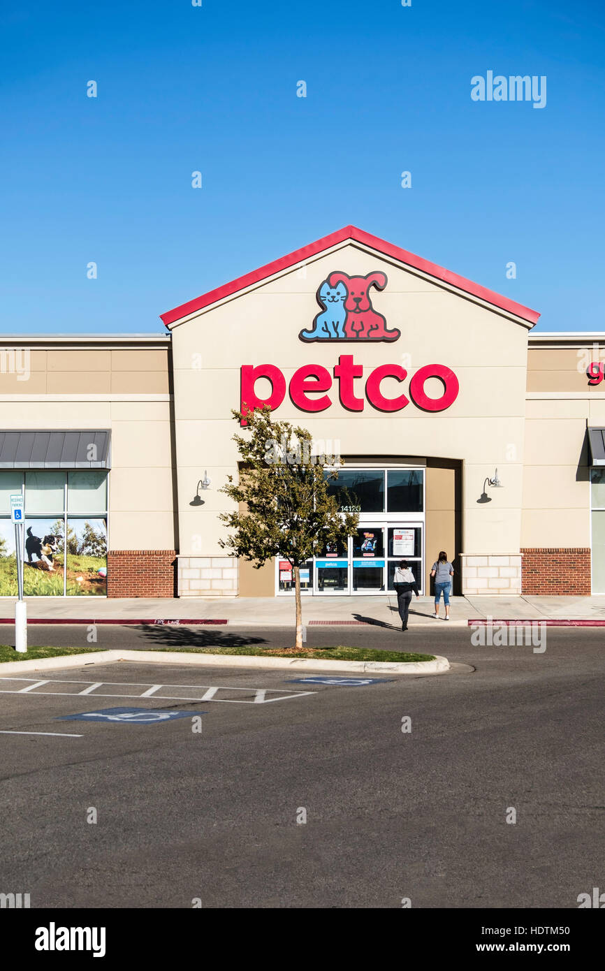 Äußere Fassade und Eingang Petco pet Supply Store am Memorial Rd, Oklahoma City, Oklahoma, USA. Stockfoto