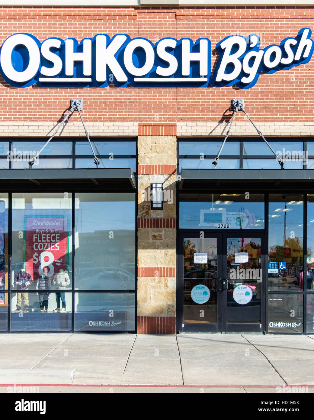 Das äußere des eine OshKosh B'gosh Kinder Bekleidungsgeschäft gelegen Memorial Road, Oklahoma City, Oklahoma, USA. Stockfoto
