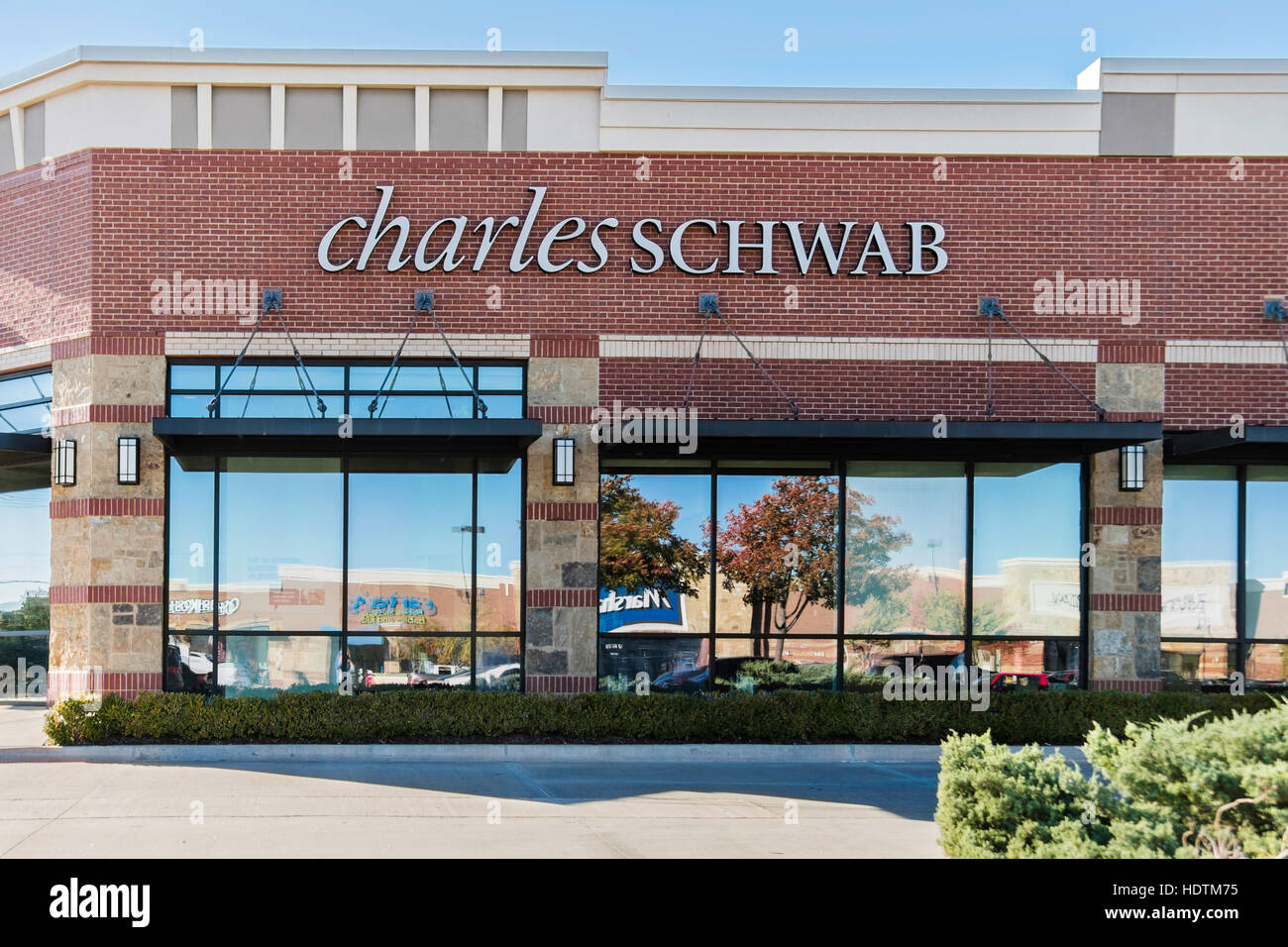 Äußere Charles Schwab, Investment-Geschäft an der Memorial Road, Oklahoma City, Oklahoma, USA. Stockfoto