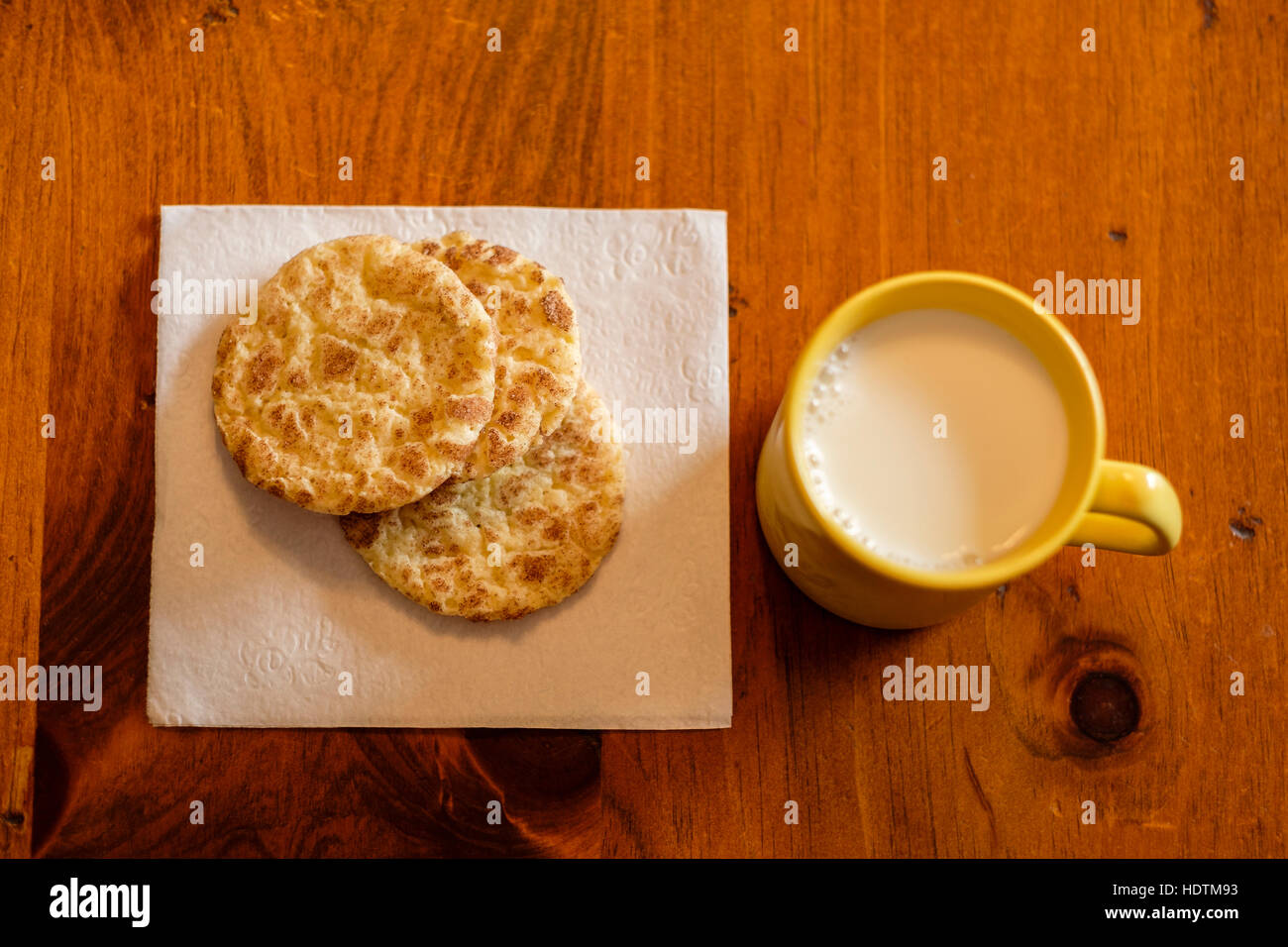 Hausgemachte Snickerdoodle Cookie Cookies, ein Liebling der Amerikaner seit Jahrzehnten auf eine Serviette mit einer Tasse Milch. USA Stockfoto