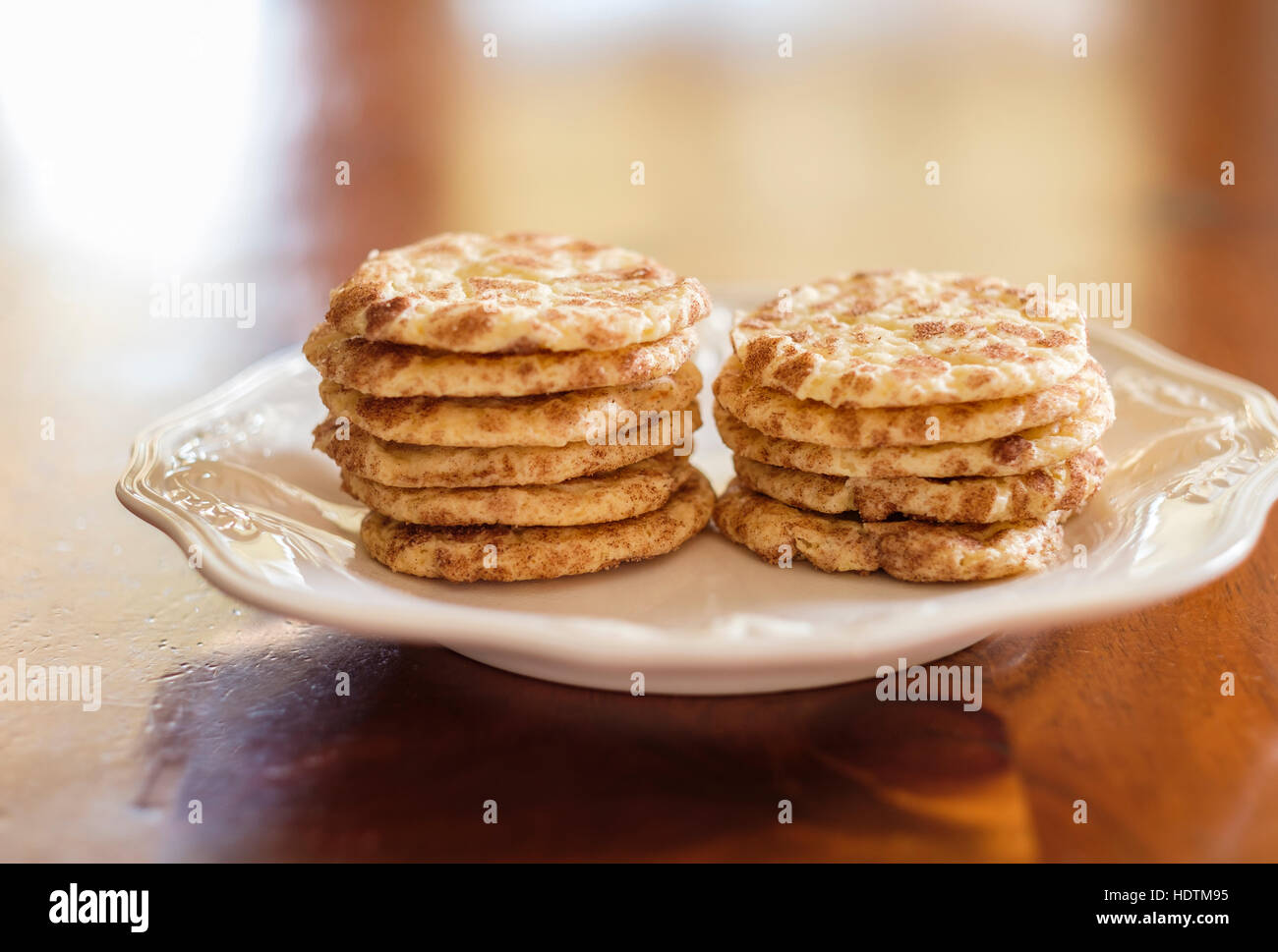 Zwei Stapel von hausgemachten Snickerdoodle Cookies auf einem weißen Teller, ein Liebling der Amerikaner seit Jahrzehnten. USA. Stockfoto