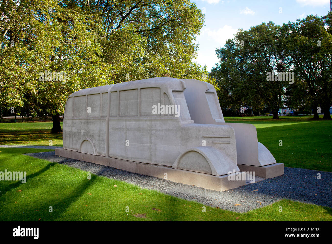 Deutschland, Köln, Denkmal der grauen Busse vor dem Landeshaus Gebäude im Stadtteil Deutz Stockfoto