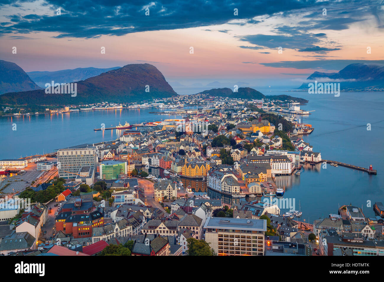 Alesund, Norwegen. Stadtbild Bild Alesund in Norwegen in der Morgendämmerung. Stockfoto