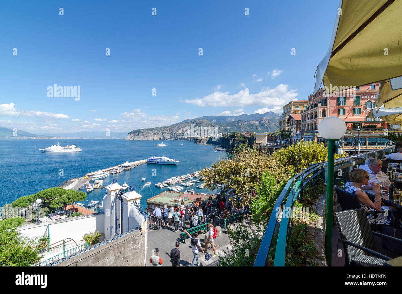 Blick auf den Golf von Neapel, Porto di Sorrento und Marina Piccola von Sorrent, Italien Stockfoto
