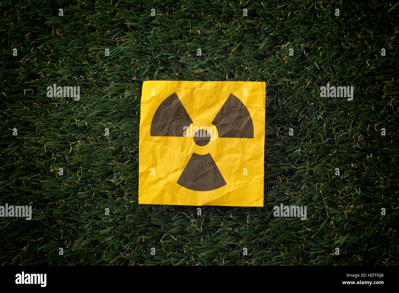 Strahlung-Warnschild auf dem grünen Rasen. Hautnah. Stockfoto