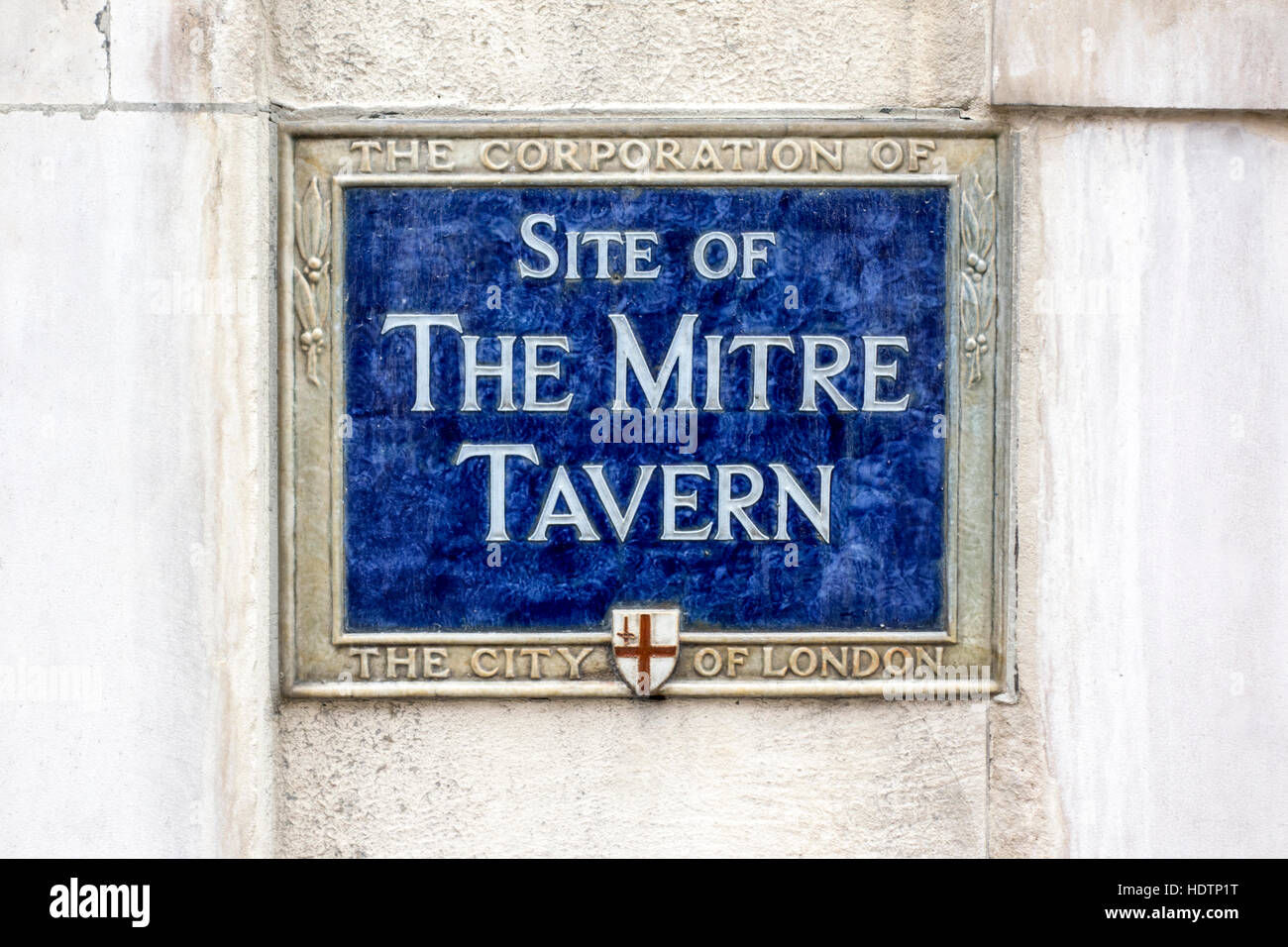 Blaue Plakette zeigt die Website von The Mitre Tavern, London, UK Stockfoto