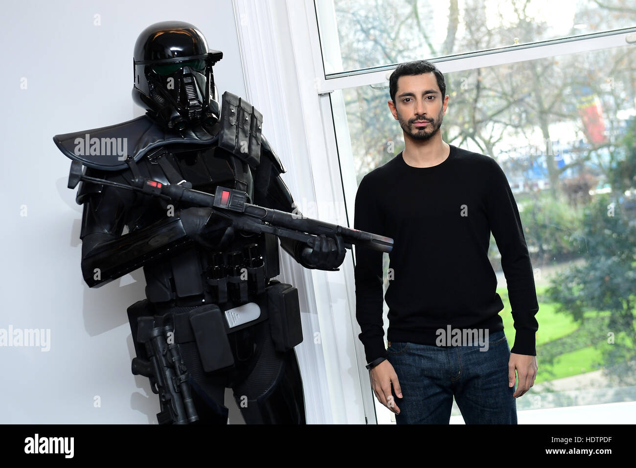 Riz Ahmed besucht die Rogue One: A Star Wars Geschichte Fototermin im Corinthia Hotel, London. Stockfoto