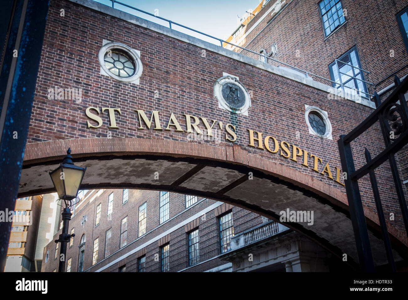 Außerhalb St. Marys Hospital Gebäude außen Logo Zeichen. London, UK Stockfoto