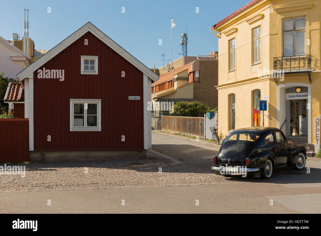 Einem alten Holzhaus mitten in der Stadt Kalmar Schweden, altes Auto an der Kreuzung Stockfoto