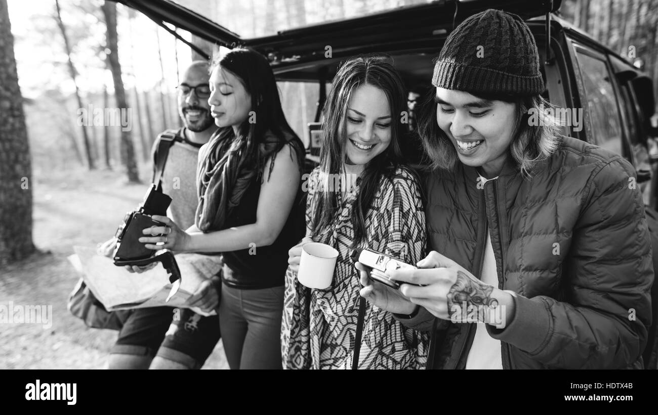 Freunden zu lesen Karte Reisen Reiseziel Camping Konzept Stockfoto
