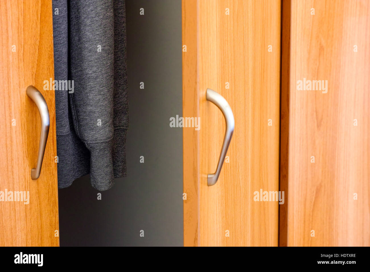 Offene Garderobe Tür mit Kleidung. Kleidung im Mittelpunkt. Stockfoto